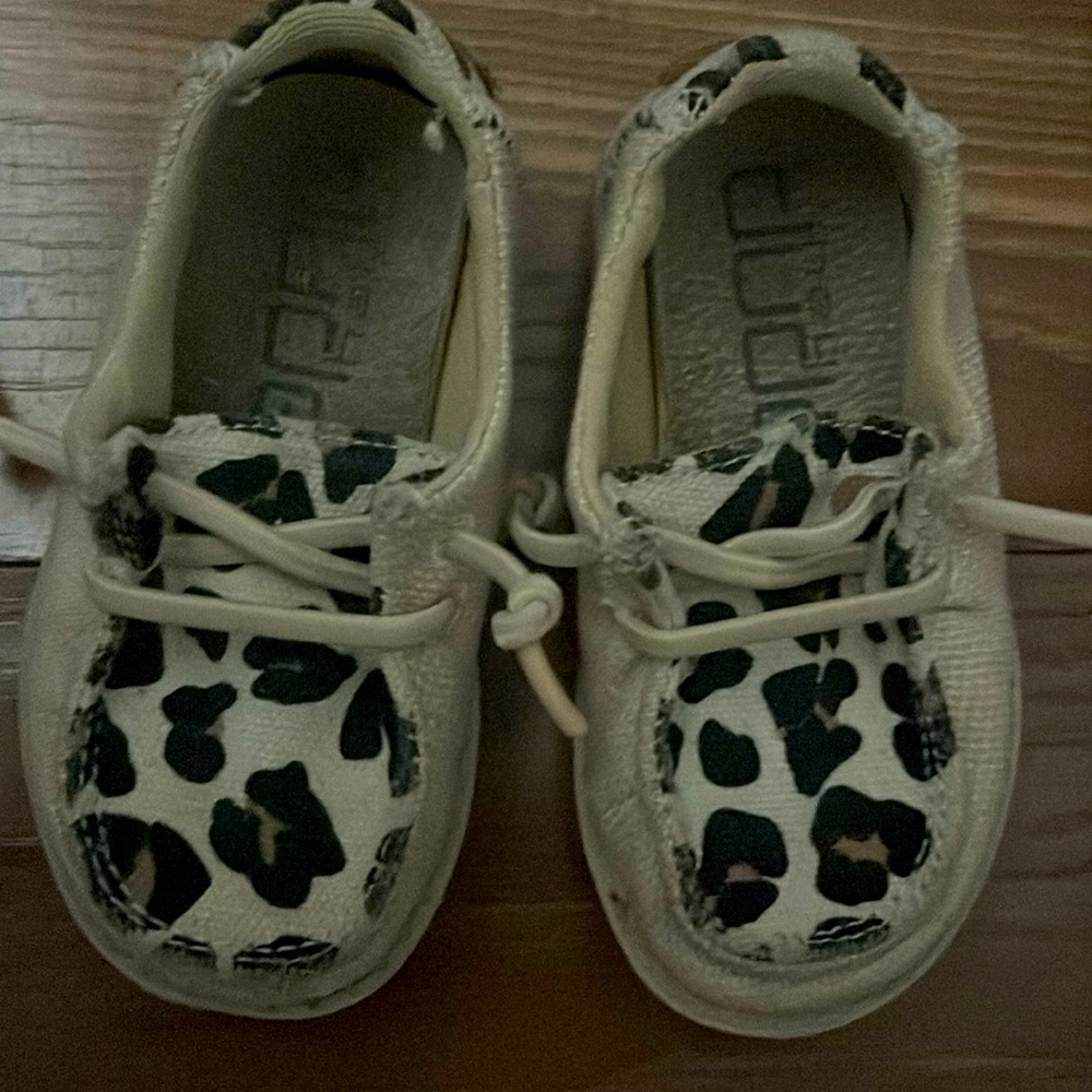 Child sz 5 Hey Dude shoes.